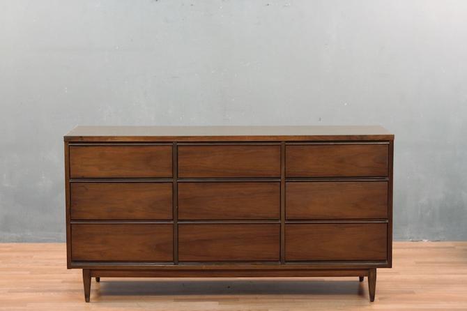 Broyhill Mid Century Simple 9 Drawer, Broyhill 9 Drawer Dresser With Mirror