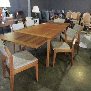 MID CENT MODERN DANISH DINING ROOM SET/ EXPANDING TABLE/ SIX CHAIRS
