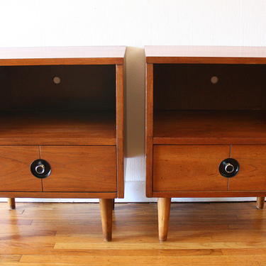 Mid Century Modern Pair of Side End Table Nightstands by Stanley