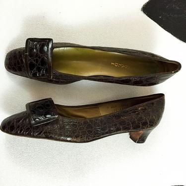 60's Bonwit Teller alligator big buckle pumps shoes / 1960's dark brown leather mod low kitten heels / crocodile / size 9 AAA / Narrow N 