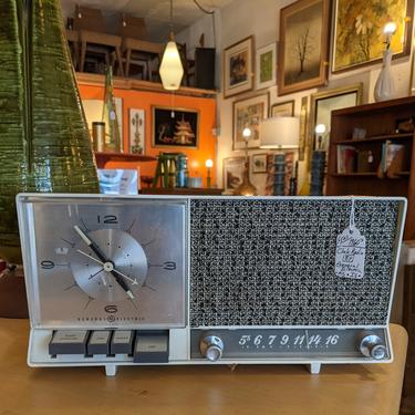 1960s clock radio by general electric (MCE-7180)