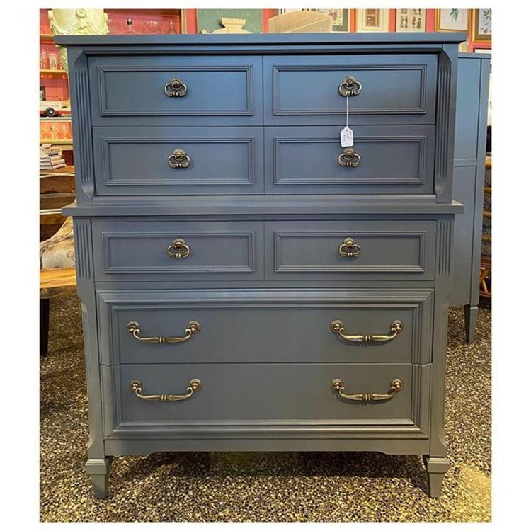 Hollywood regency style gray painted chest with fabulous brass knobs / 5 drawers 