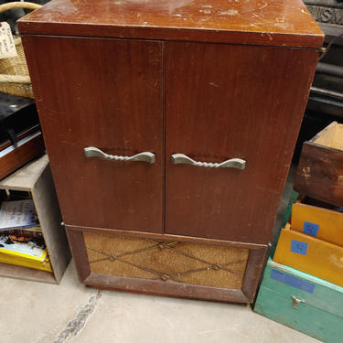 Sweet vintage record player/radio cabinet 25"×15 1/2" x 39"