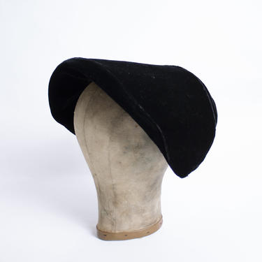 Vintage 1940s Hat VELVET Black Pointed Sides 1950s 