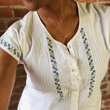 Vintage Vtg 1960s 1970s Minimal Embroidered Cotton Short Cap Sleeve Cropped Pleated Button Front Shirt Top Blouse 