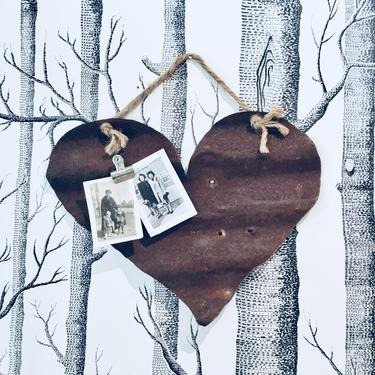 Rusty Heart Wall Decor | Rustic Picture Display | Photo Display | Card Display | Family Photos | Farmhouse Decor Heart | Hanging Picture Dis 