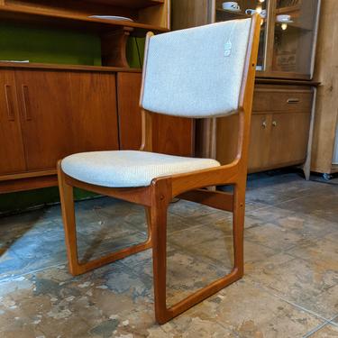 1970s sidechair in teak by benni linden w\/ light tan fabric (MCE-6959)