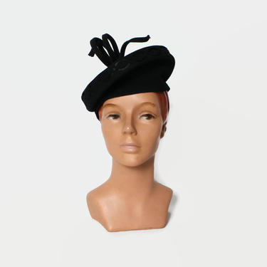 Vintage 40s Loopy Little HAT / 1940s Black Felt Cut Out Trim Pop Up Tilt Hat 
