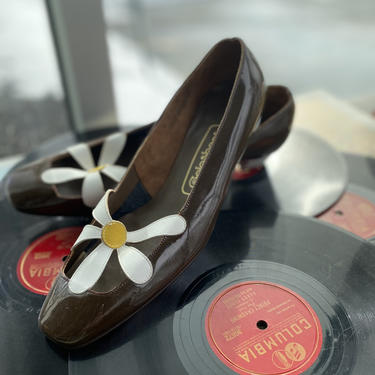GOLO SHOES Vintage 1960s Chocolate Brown Square Toe Block Heel Daisy Pumps - Size 9 Medium - Retro 60s Heels 