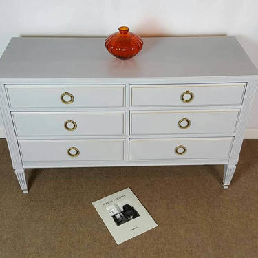 Stunning lowboy dresser with 6 dovetail drawers / Paris grey color by Unique