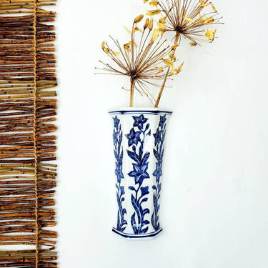 Vintage 1987 Blue &amp; White Floral Chinoiserie Wall Pocket Vase 