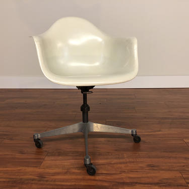 Eames Vintage Shell Chair on Castors 