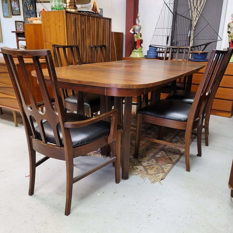Broyhill Brasilia Dining Set with Six Chairs