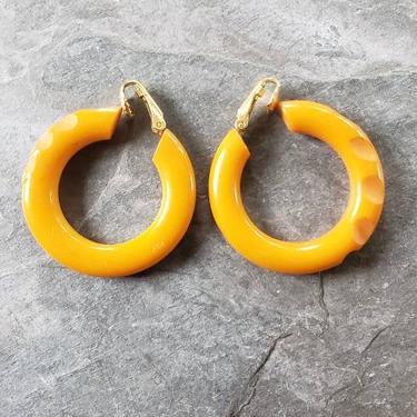 1940s Bakelite Hoop Earrings Clip-On Notched Carved / 40s Butterscotch Yellow Brown Jewelry Earrings / Marley 