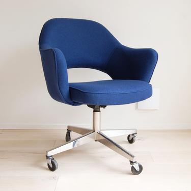 Mid Century Modern Eero Saarinen Executive Armchair with Swivel Base and Casters for Knoll Blue Upholstery 