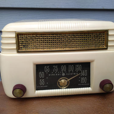 1940's General Electric Bakelite Radio Model 201 