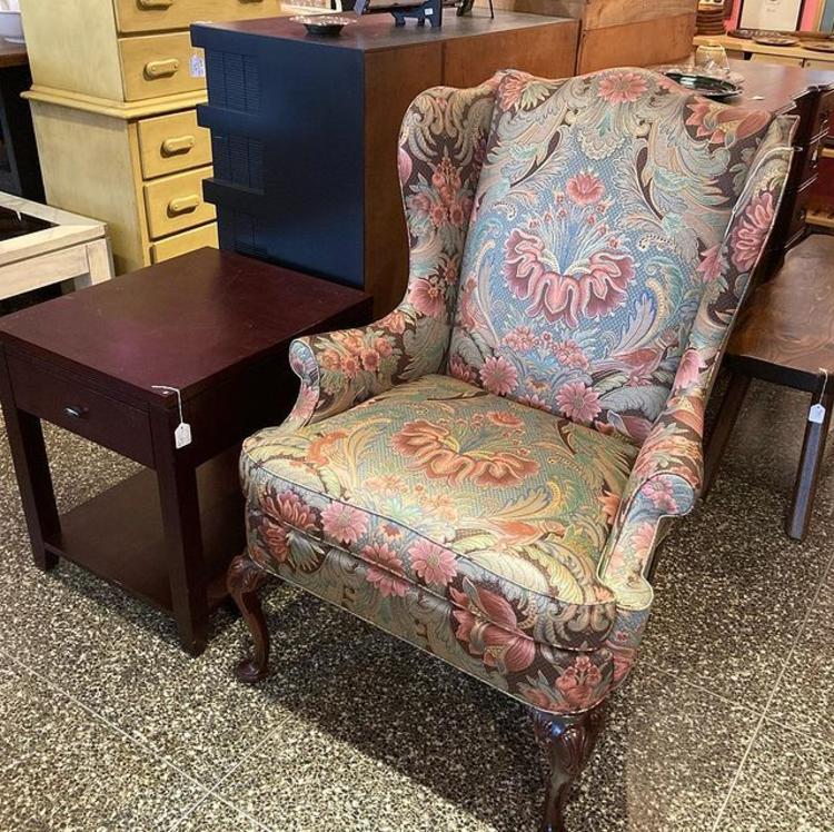 Wing back chair from James river. 29” x32” x 45”. Seat height is 21.5” 