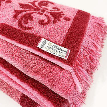 Vintage Cotton Bath Towel Fieldcrest Bathroom Decor 1960s 60s Pink Roses Mid-Century Retro Foral Flowers White Terrycloth Imperial 