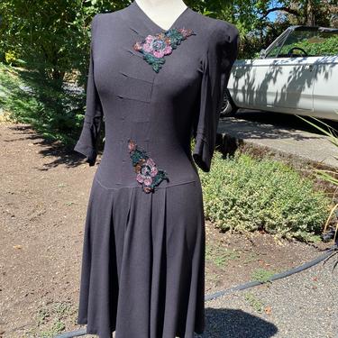 1930’s crepe rayon dress with 24 covered buttons down back~ glass beaded flowers~ depression era ~short fitted~ Size small 