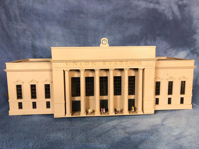 Walthers Union Station Model HO Scale, Completed with Figures, Diorama Supply Railroad 