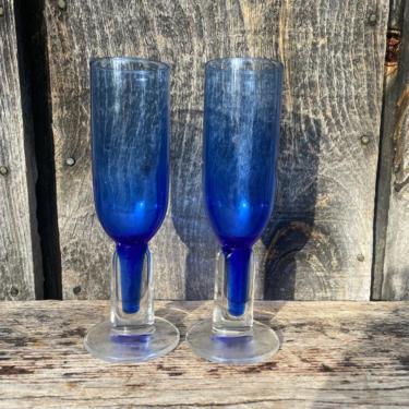 Blue Champagne Flutes -- 80s Champagne Flutes -- 80s Glassware -- Blue Glassware -- Champagne Flutes -- Vintage Flutes -- Champagne Glass 