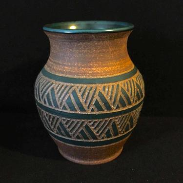 Incised Geometric Sgraffito Stoneware Studio Pottery Vase Signed Welings 94 