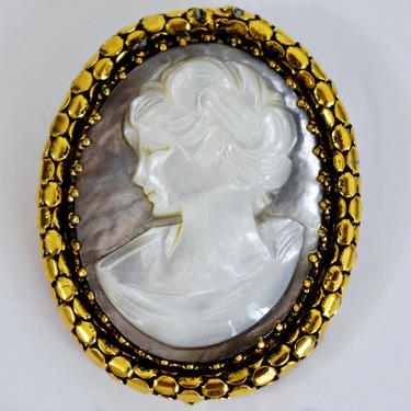 50&#39;s Hollywood Regency left facing abalone MOP cameo gold plated metal pendant pin, ornate hand carved Mother of Pearl portrait cameo brooch 