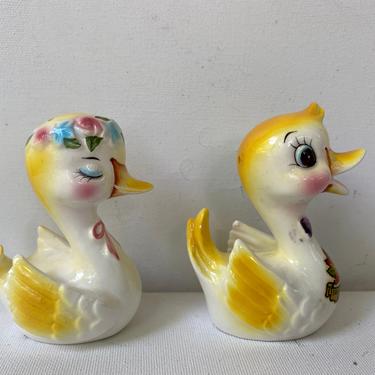 Vintage Napco? Duck Salt And Pepper Shakers, Kitsch White And Yellow Ducks, Boy And Girl Duck, Sault Ste. Marie, Canada Souvenir 
