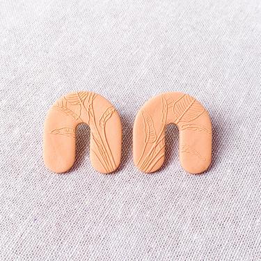 Mini ARCH Studs in Dusty Peach | Polymer Clay Minimal Earrings, Palm Leaf Texture, Statement Studs, Hypoallergenic Nickel Free 