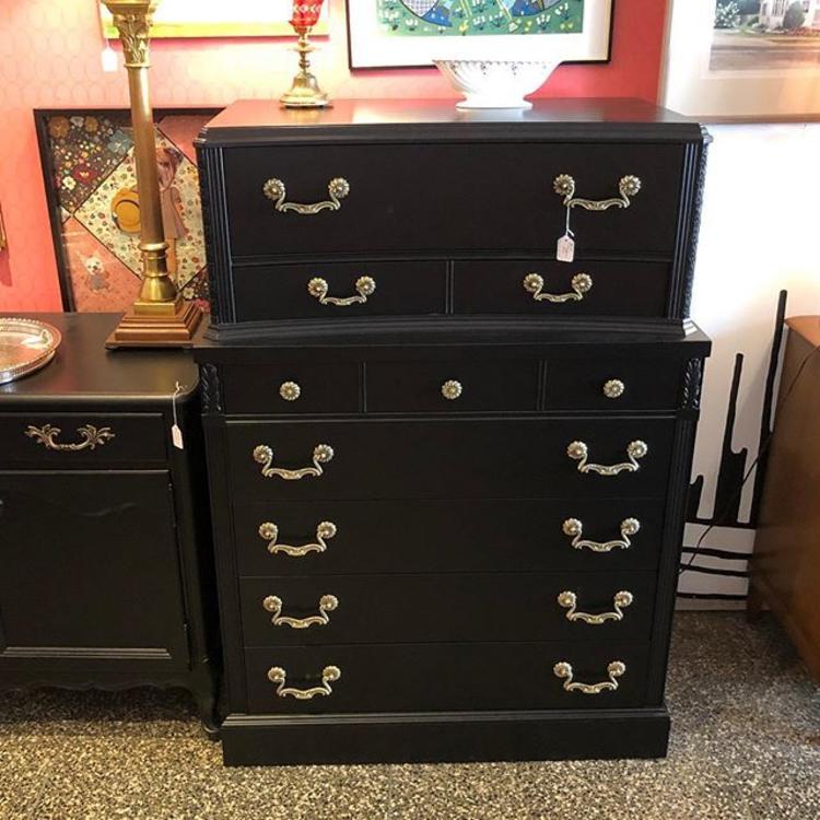                   Beautiful black Chest of Drawers!