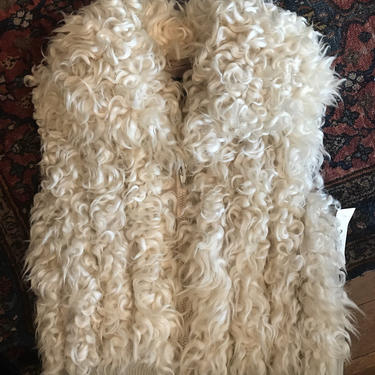 Curly lamb vest coat ~white fuzzy fur jacket~ 70’s disco hipster 1970s GLAM~ extra hairy off white ~ Natural coat~ size small 