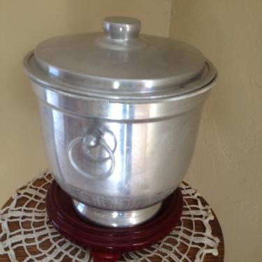 Vintage Aluminum Ice Bucket with handles and lid.  9 1/2&quot; tall and 7 1/2&quot; Diameter 