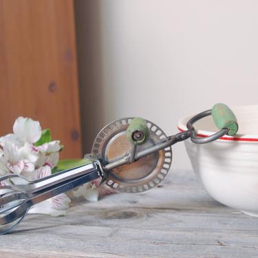 Edlund Company hand mixer with green handle / vintage egg beater / retro vintage kitchen / rustic farmhouse kitchen tools / vintage kitchen 
