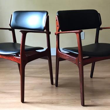 SET of TWO Erik Buch Model #50 dining chair in solid rosewood  (Erik Buck) Dining Armchairs by OD Mobler 