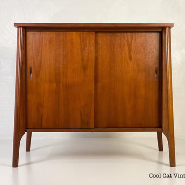 Vintage Media / Record Cabinet in Walnut, Circa 1960s - *Please see notes on shipping before you purchase. 