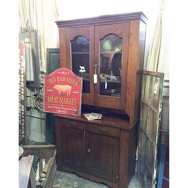 Loving this primitive country hutch ! 