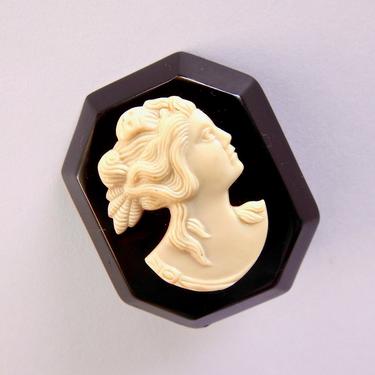 1930s Celluloid Cameo Brooch 