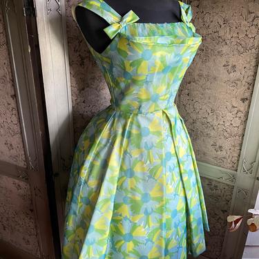 Vintage 1950s Spring Green Floral Cupcake Party Dress - XS W: 25&quot; 