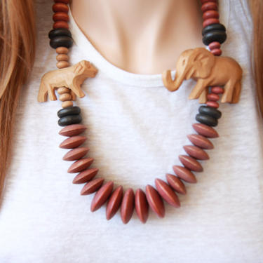 80s wood beaded necklace / animal necklace / safari necklace 