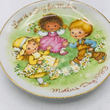 Vintage Avon 1983 Mothers Day Collectible Plate With 5” Diameter &amp;quot;Love is a Song for Mother&amp;quot; 