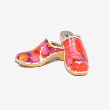 Vintage 70s Floral Print CLOGS / 1970s Patent Leather Bright Swedish Wood Heels by luckyvintageseattle