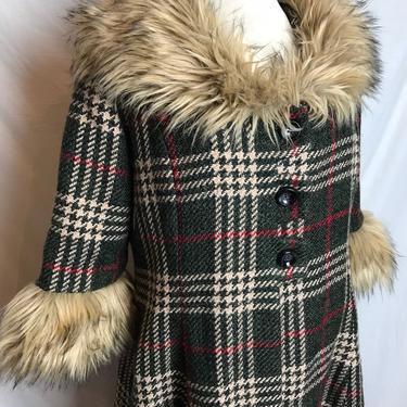 Vintage style long plaid coat with faux fur fuzzy soft collar &amp; cuffs~ dark green /red plaid wooly~ dramatic swing coat ~ 90’s grunge~ Med 
