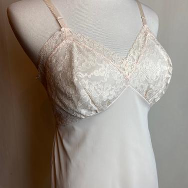 VTG Pale pink slip 1960’s retro lace lacy fitted slip flesh tone Vanity fair sweet feminine slip dress size 32 XSM 