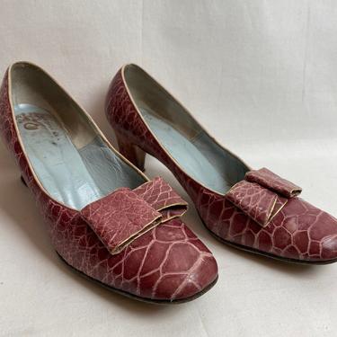 Beautiful 1960’s Mauve -pink embossed 1960’s mod alligator style pumps~ crocodile look bows~ leather~ MCM Size 8 