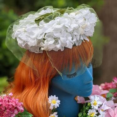 Beautiful Vintage 50s 60s White Floral Halo Hat with Green Velvet Ribbon and Veil 