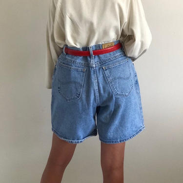 80s jean shorts / vintage Lee jeans high waisted light wash denim baggy dad blue jean shorts | 29 W 
