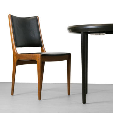 Set of 8 Johannes Andersen for Uldum Mbelfabrik teak dining chairs, 1960s Denmark. Original black vinyl upholstery Vintage 