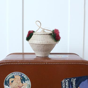 small basket purse • vintage lidded pom pom straw bag • hand woven miniature raffia purse 