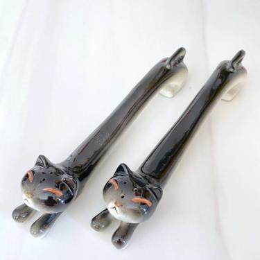 Vintage Mid Century Kitsch 1960s Pair of Figural Pottery Ceramic Long CATS Salt and Pepper Shakers Japan 