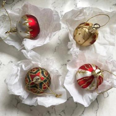 NIB Set of 4 Vintage Holiday Placement Card Holder Multi Color Glass Ornaments for Party Table Decoration by LeChalet